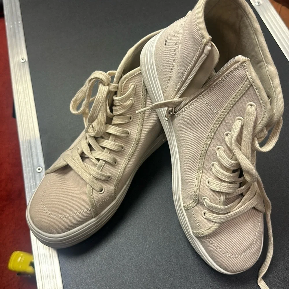 Universal thread women’s cream lace up platform canvas shoes size 9